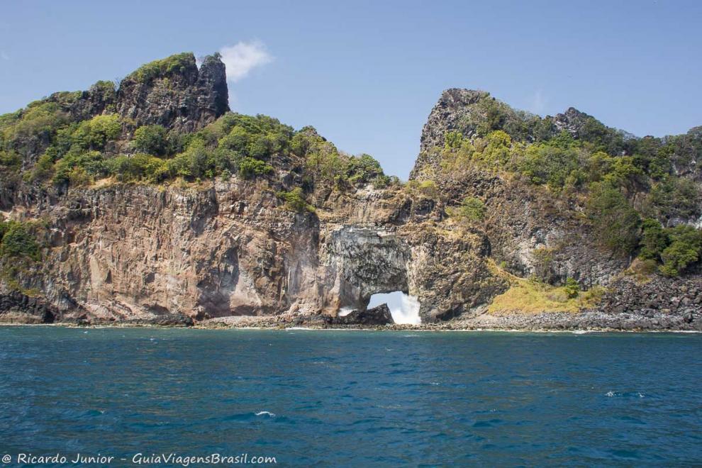 Imagem de um mar incrível e morro no mar em Fernando de Noronha.